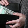 Банк отказался взыскивать долг с вдовы участника СВО после ее обращения в ВС
