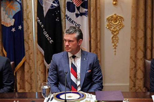 Может быть: Вэнс прокомментировал галстук главы Пентагона в цветах российского флага