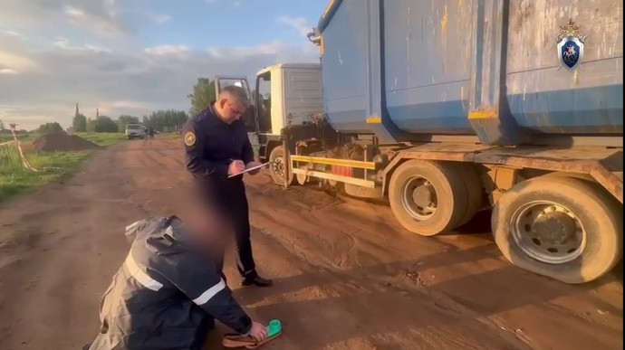 В Новгородской области от удара током погиб водитель большегрузного автомобиля