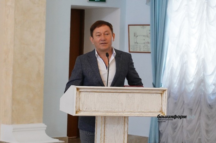 Владимир Путин наградил артиста из Башкирии Айдара Галимова высоким званием Владимир Путин наградил артиста из Башкирии Айдара Галимова высоким званием