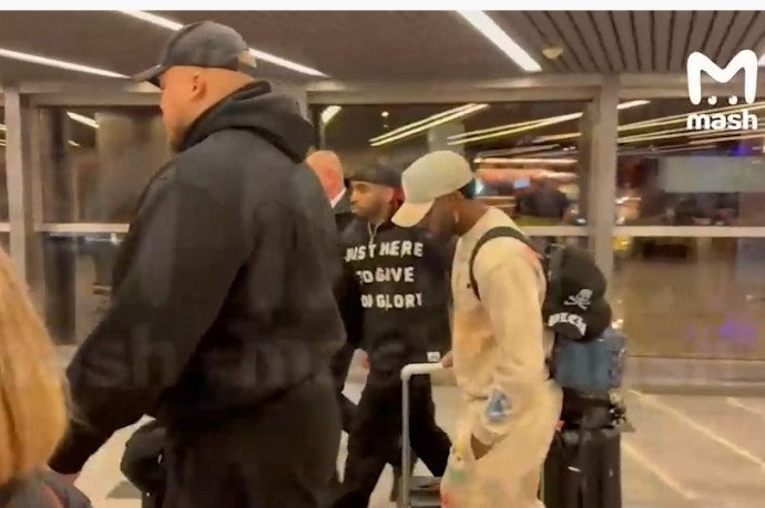 Mash: Американский певец Деруло потерял багаж по прилету во Внуково Mash: Американский певец Деруло потерял багаж по прилету во Внуково