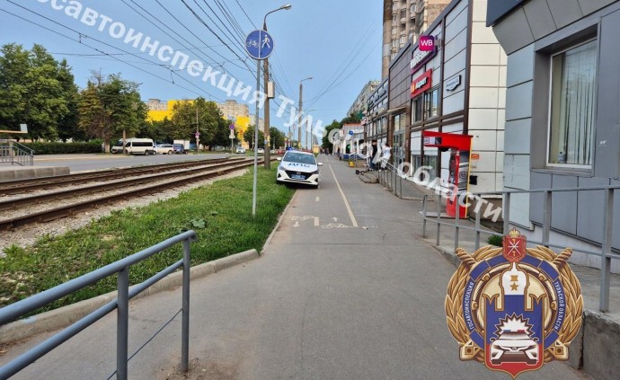 На улице Металлургов в Туле водитель электровелосипеда сбил пешехода