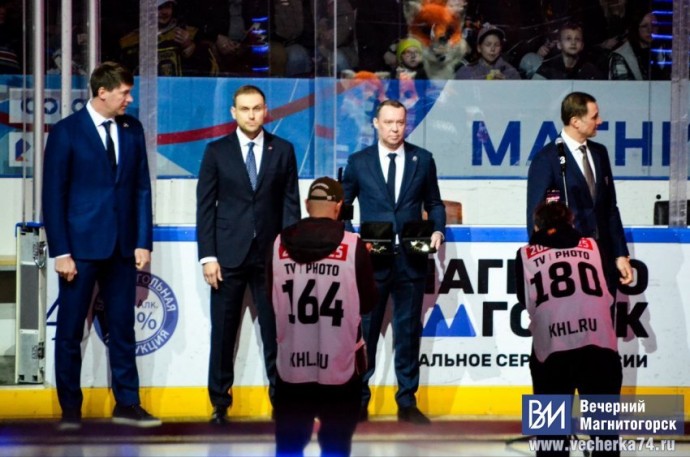 Экс-хоккеисты «Металлурга» награждены медалями