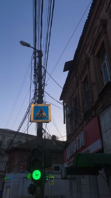 В Астрахани кусок шифера навис над пешеходным переходом