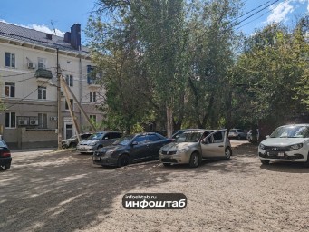 Грязный захват: камызякские таксисты-частники атаковали двор в Астрахани