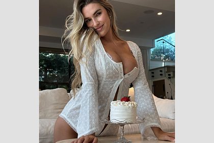 «Самая сексуальная в мире волейболистка» снялась в застегнутой на одну пуговицу блузе