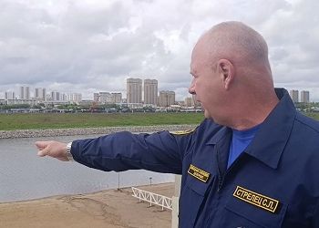 Не раздумывая, бросился в воду: пожарный рассказал, как спас тонувшую в Амуре студентку