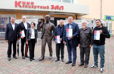 Памятник Сергею Бодрову открыли в Приозерске