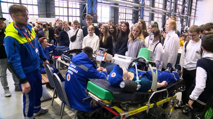 Старшеклассники Северной столицы примерили профессии космонавта, кондитера и инженера на форуме «Компетенции будущего»