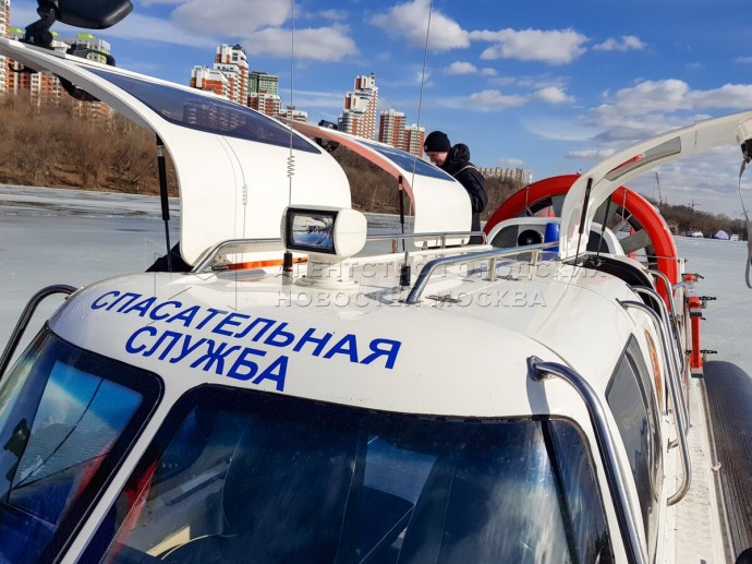 Столичные спасатели передали хозяйке собаку, упавшую в Москву-реку