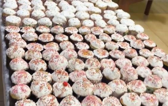 В Курске волонтёры Домика добрых дел испекли более тысячи куличей к Пасхе