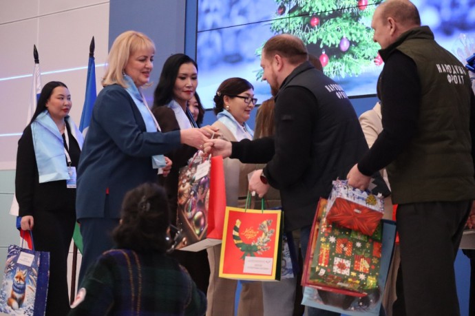 Участники конкурса «Учитель года» передали новогодние подарки для детей из семей участников СВО