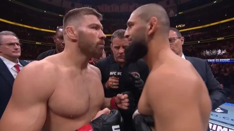 Чимаев победил дю Плесси и впервые стал чемпионом UFC