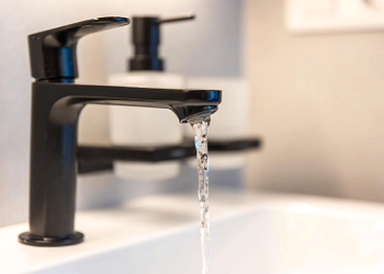 В Благовещенске в районе аэропортовской трассы строители повредили водовод