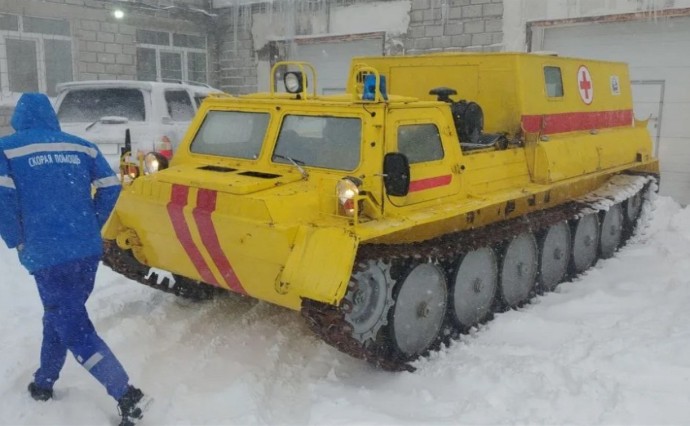 В Охе тяжёлого пациента в метель доставили в больницу на медицинском "танке"