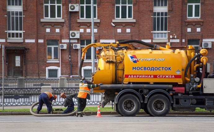 На улицах столицы дежурят бригады Мосводостока со спецтехникой