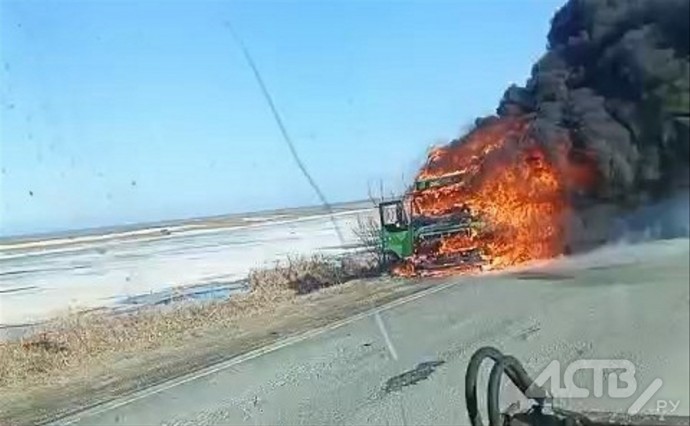 Кабина фуры дотла сгорела на трассе Южно-Сахалинск — Оха