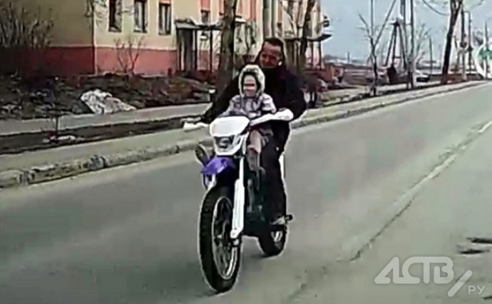 Неизвестный мотоциклист с маленьким ребёнком на бензобаке промчался по Луговому