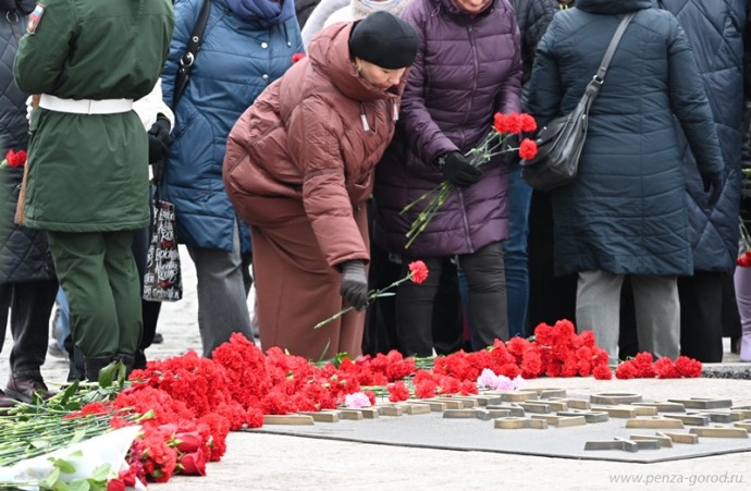 Пенза чтит героев: у Вечного огня прошла торжественная церемония