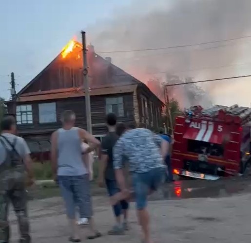 В Астрахани пожарная машина не доехала до пожара, провалившись в яму