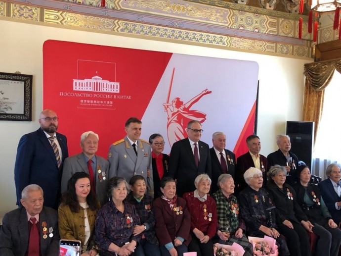 Китайским выпускникам Интердома вручили юбилейные медали в честь 80-летия Победы