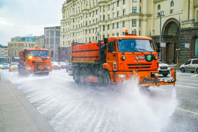 Дороги и тротуары в Москве промоют с шампунем