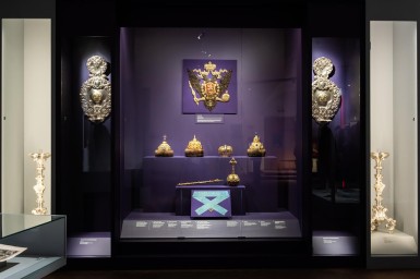 Уникальную коллекцию костюмов первого российского императора представили в Музеях Московского Кремля на выставке «Последний триумф Петра Великого»