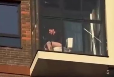 В Москве сняли на видео мужчину, который сидит на унитазе на балконе