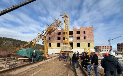 При падении башенного крана под Уфой пострадали пять человек