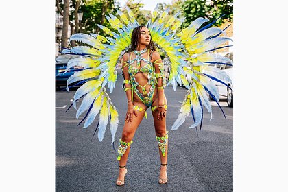 Популярная певица в откровенном образе пришла на карнавал Популярная певица в откровенном образе пришла на карнавал