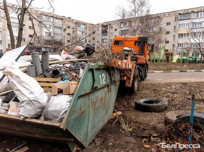 Старооскольцев попросили не выкидывать крупный мусор у подъездов