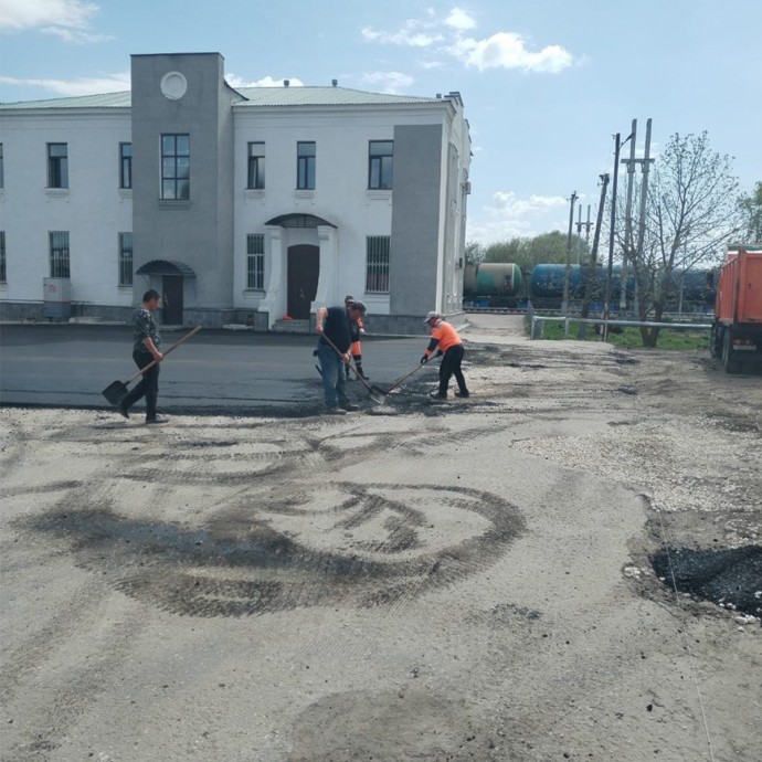 В Тамале благоустраивают территорию у железнодорожного вокзала