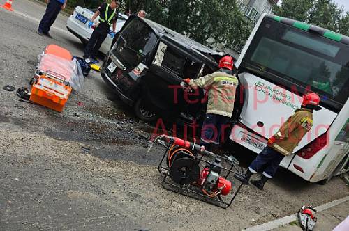 В Благовещенске автомобиль въехал в пассажирский автобус