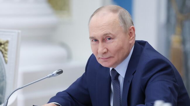Путин рассказал, как появилось название программы "Время героев"