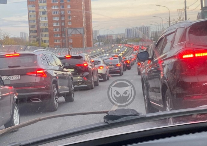 Пензенские автомобилисты стоят в глухой пробке на мосту имени Капашина Пензенские автомобилисты стоят в глухой пробке на мосту имени Капашина