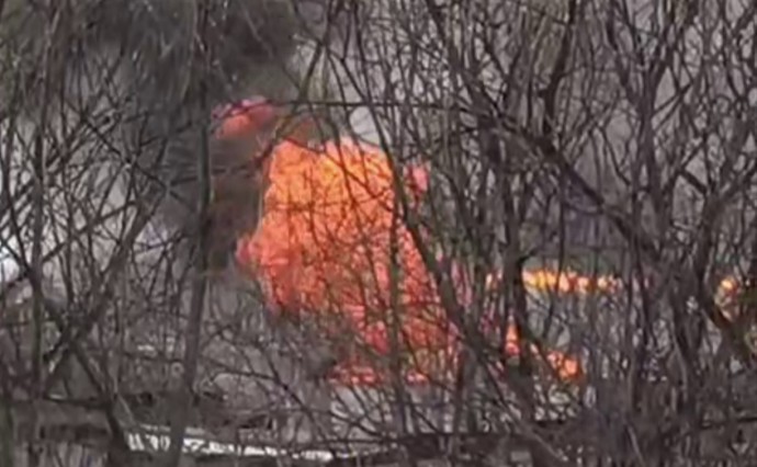 В Поронайске вспыхнуло здание гаражного комплекса