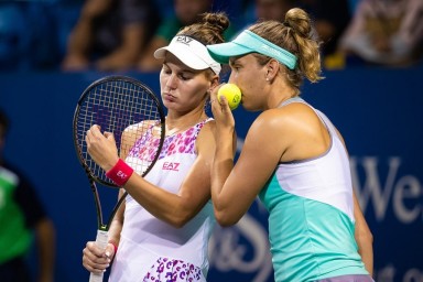 Кудерметова и Мертенс одержали первую победу на Итоговом турнире в парном разряде