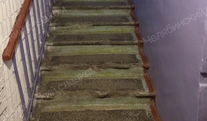 В Магнитогорске мужчина упал с осыпавшейся лестницы в подъезде и пробил голову В Магнитогорске мужчина упал с осыпавшейся лестницы в подъезде и пробил голову