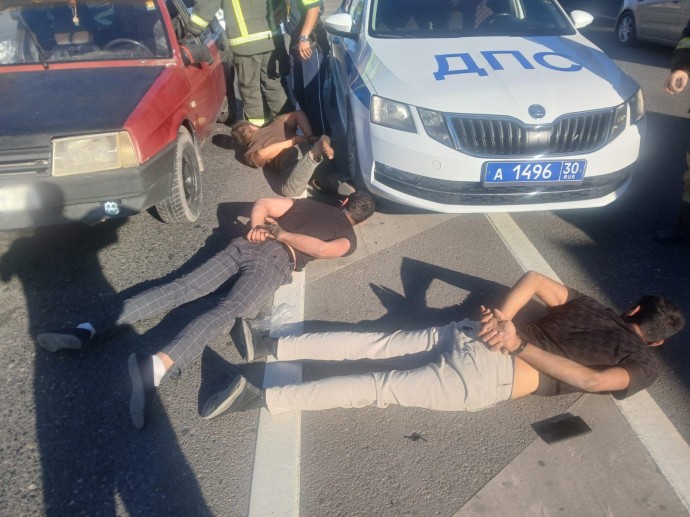 В Астрахани задержали водителя и пассажиров за неповиновение полицейским