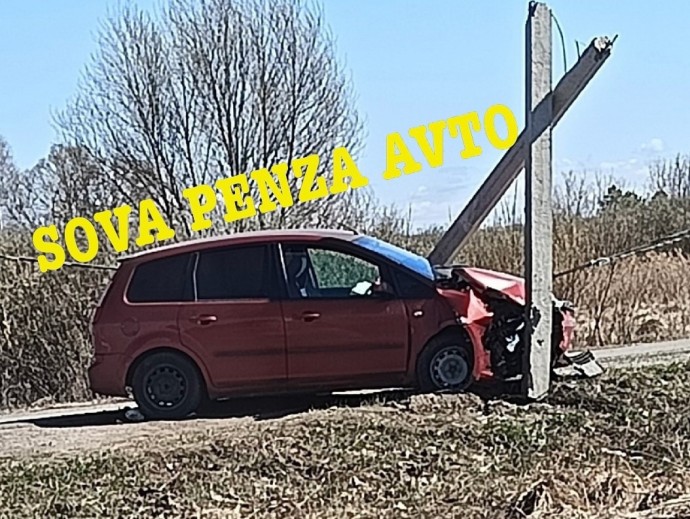 Жесткое ДТП под Пензой: машина впечаталась в столб