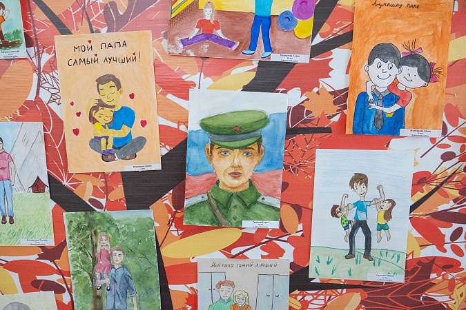 Губернатор Дмитрий Миляев вручил награды лучшим папам региона Губернатор Дмитрий Миляев вручил награды лучшим папам региона