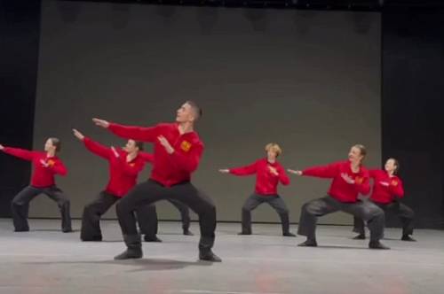 Благовещенские артисты станцевали вирусный танец Олега Газманова Благовещенские артисты станцевали вирусный танец Олега Газманова
