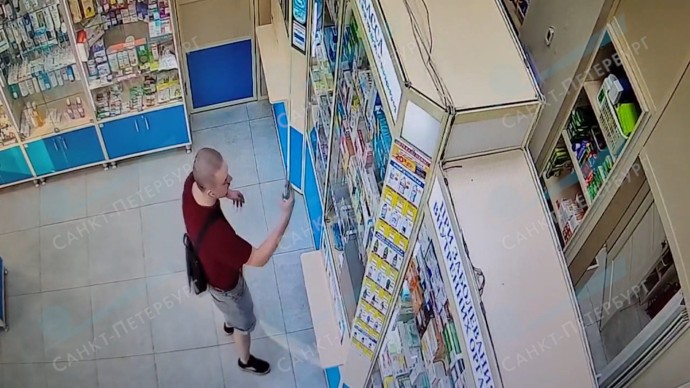 В Невском районе неадекватный мужчина угрожал фармацевту и ребенку ножом