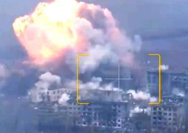 Гигантский огненный гриб поднялся в небо после удара ФАБ-1500 по дому с боевиками ВСУ Гигантский огненный гриб поднялся в небо после удара ФАБ-1500 по дому с боевиками ВСУ