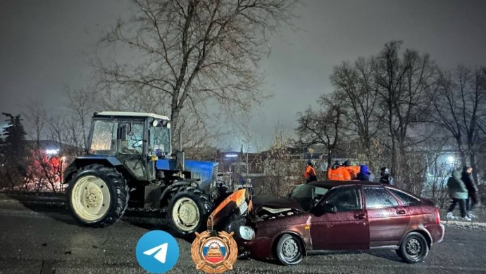 В Уфе в ДТП с трактором пострадали пассажиры «Приоры»