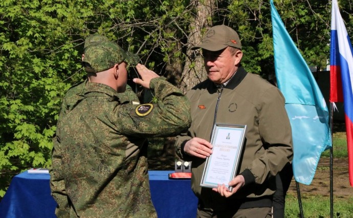 Губернатор Сахалинской области вручил бойцам в ДНР квадроциклы и флаг области