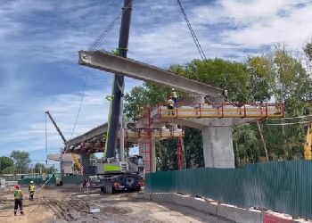 Строительство еще одного пролета нового моста через Транссиб завершают в Приамурье