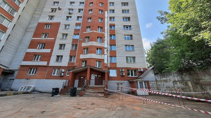 Часть фасада дома обрушилась ночью в Заречье