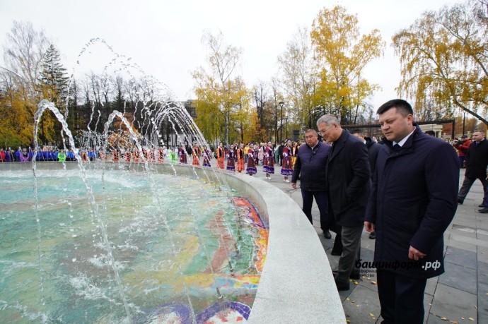 Главе Башкирии показали результат реконструкции сквера и фонтана в Уфе