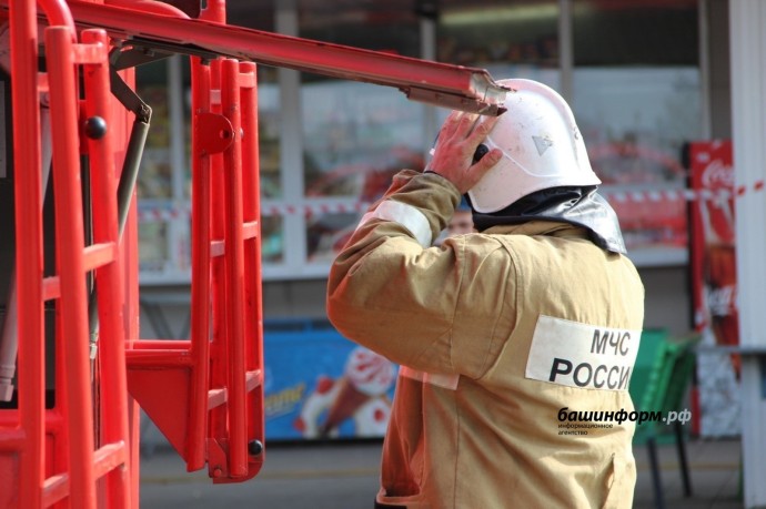 В Иглинском районе Башкирии загорелись гараж и машина В Иглинском районе Башкирии загорелись гараж и машина
